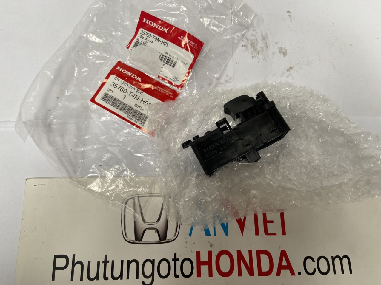 Công tắc lên xuống kính cửa xe Honda HRV